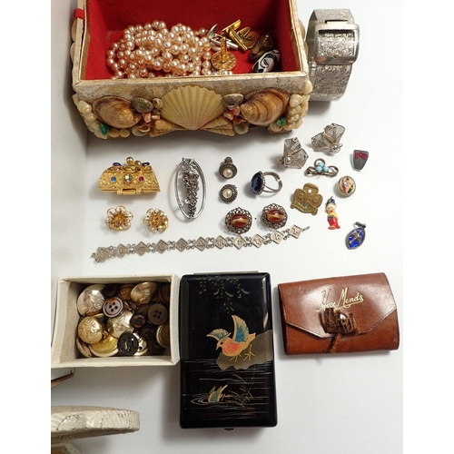 656 - A box of various costume jewellery incluidng earrings, neckalces etc.