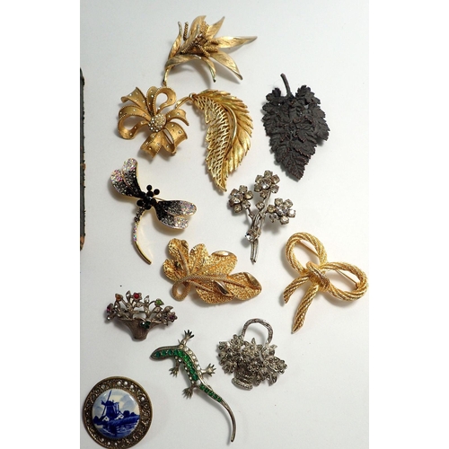 669 - A jewellery box with contents of costume jewellery including brooches, necklaces etc.