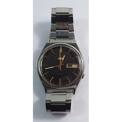 688 - A vintage Seiko 5 gents automatic wrist watch with black dial on stainless steel bracelet