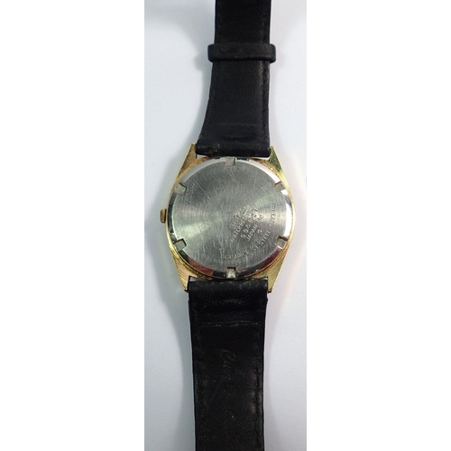 689 - A gentleman's Seiko S Q Quartz watch, gold plated case with day/date aperture on black leather strap