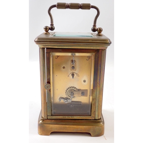 828 - A French brass cased 8 day carriage clock with platform lever escapement and Roman dial, 12cm tall