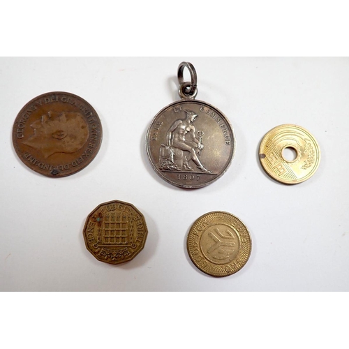 834 - A Napoleon 1807 Paix et Commerce medallion, a Chinese coin, a New York NYC token, two silver thimble... 