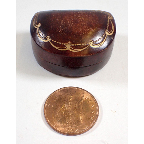 841 - A small leather trinket/jewellery box, 4.5cm wide