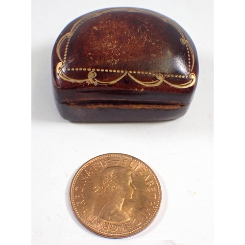 841 - A small leather trinket/jewellery box, 4.5cm wide