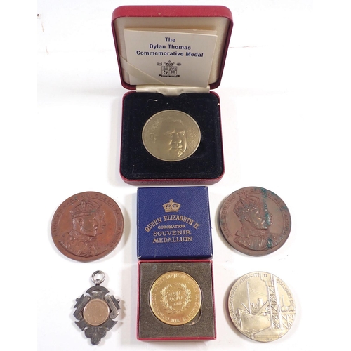 868 - A group of medallions including a 1924 British Empire Exhibition medallion, two Edward VII visit to ... 