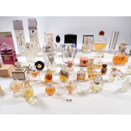 930 - A collection of vintage perfume bottles