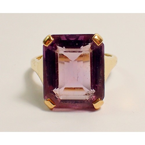 451 - An 18 carat gold ring set rectangular cut amethyst, size O, 8g