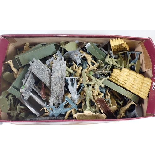 1218 - A box of plastic toy soldiers including some Britains