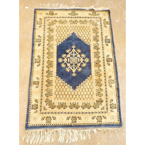 1363 - A Persian style rug with blue medallion on an ivory honeycombe ground rug 148 x 101cm