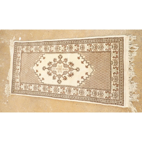 1383 - A Persian wool rug with cream ground, 136 x 69cm