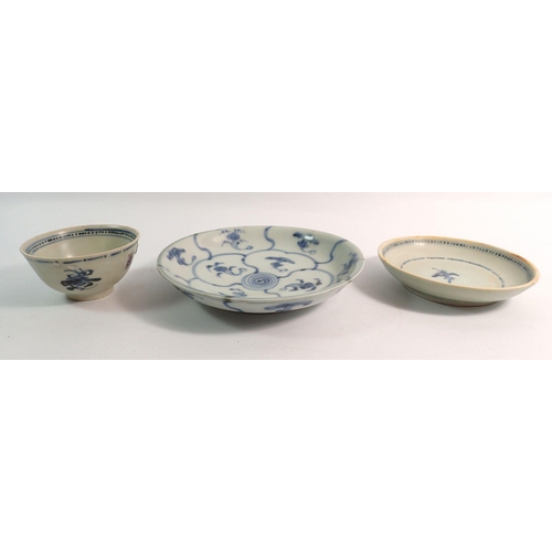 162 - A Chinese 'Tek Sing' blue and white 'Aster Pattern' tea bowl and saucers and a 'Lotus Pattern' small... 