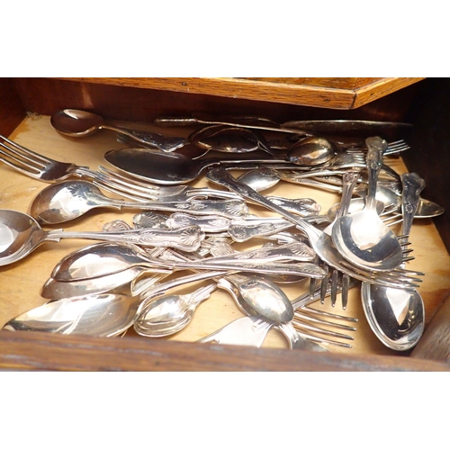 269 - An oak cutlery table and contents of silver plated cutlery, 46cm wide