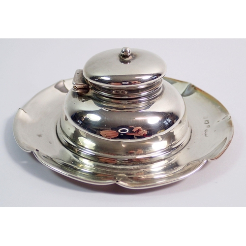 275 - A silver circular inkwell, 10cm diameter, Birmingham 1906