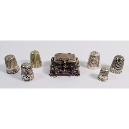 284 - Four silver thimbles and a Childs one plus a silver plated one and a silver plated miniature box