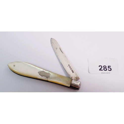 285 - A silver and mother of pearl folding fruit knife, Sheffield 1912, 8.5cm