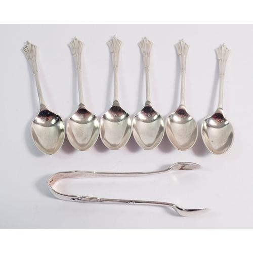 291 - A set of six Walker & Hall Onslow pattern coffee spoons and tongs, Sheffield 1907, 95g