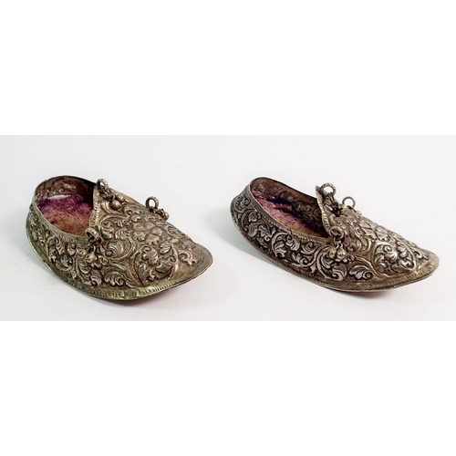 321 - A pair of Indonesian white metal children's shoes with embossed decoration, 11cm long