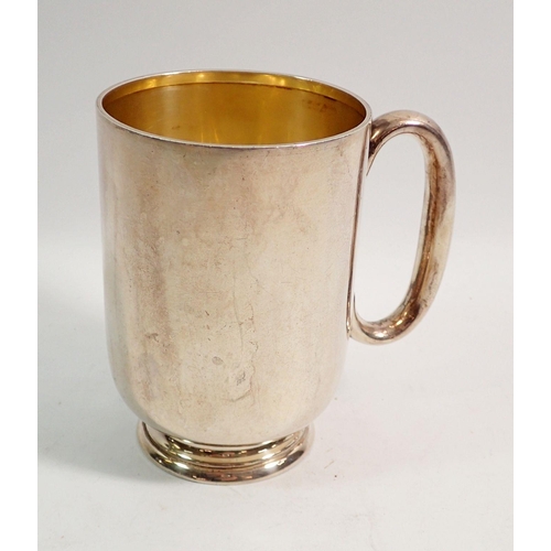 355 - A silver tankard, Chester 1907, Stokes and Ireland Ltd. 11cm tall, 196g