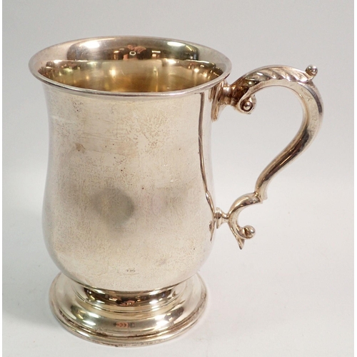 356 - A silver tankard, Birmingham 1930, Barker Brothers Silver Ltd., 13.5cm tall, 415g