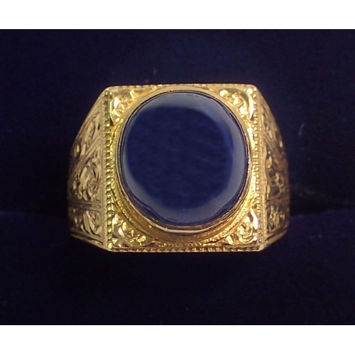 375 - A Chinese gold ring set cabochon sapphire (approx 5cts) on square plaque with tapered and engraved s... 