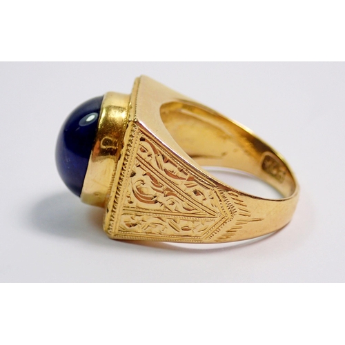 375 - A Chinese gold ring set cabochon sapphire (approx 5cts) on square plaque with tapered and engraved s... 