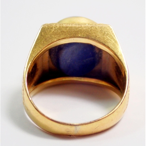 375 - A Chinese gold ring set cabochon sapphire (approx 5cts) on square plaque with tapered and engraved s... 