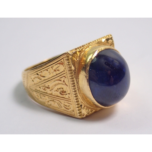 375 - A Chinese gold ring set cabochon sapphire (approx 5cts) on square plaque with tapered and engraved s... 