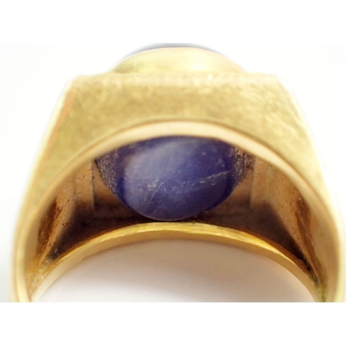 375 - A Chinese gold ring set cabochon sapphire (approx 5cts) on square plaque with tapered and engraved s... 