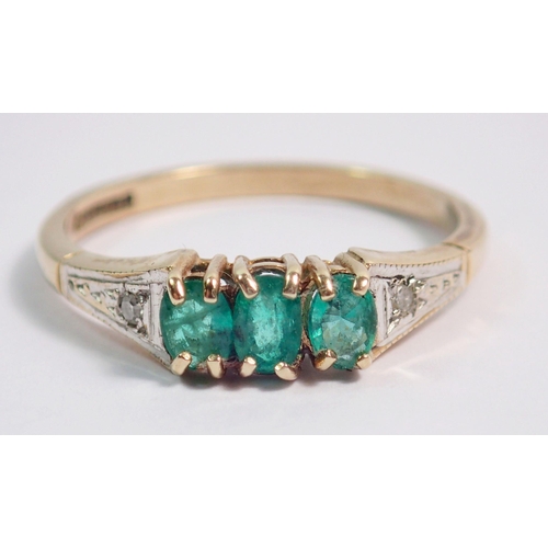 394 - A 9 carat gold ring set green stones, size N/O, 2g