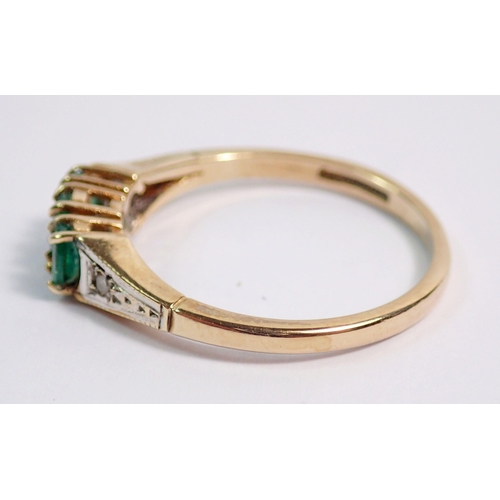 394 - A 9 carat gold ring set green stones, size N/O, 2g