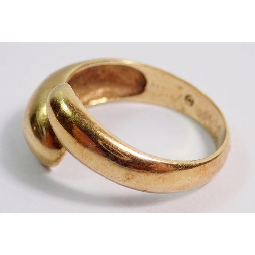 405 - A 15 carat gold swirl ring, 4.4g, size O to P