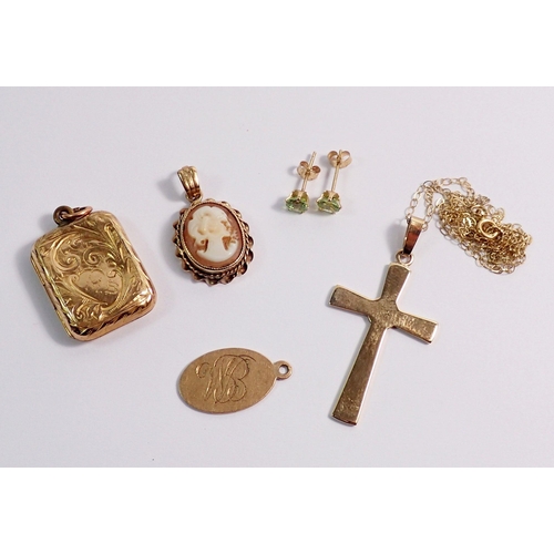 429 - A 9 carat gold group of jewellery including crucifix on fine chain, cameo pendant, locket pendant, e... 