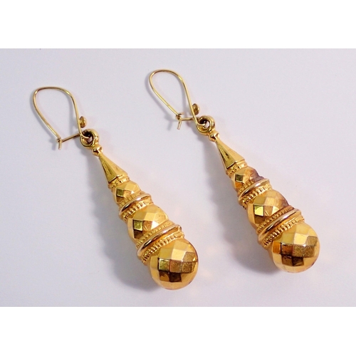 435 - A pair of 9 carat gold pendant earrings, 3.8cm drop, 2.8g