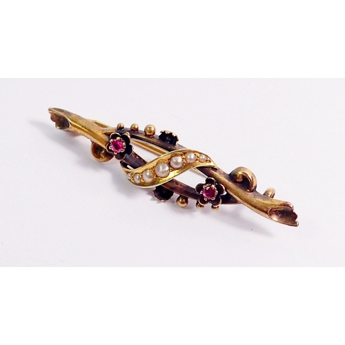 437 - An Edwardian 15 carat gold brooch set amethyst and seed pearls, 4.3cm wide, - boxed, 2.3g