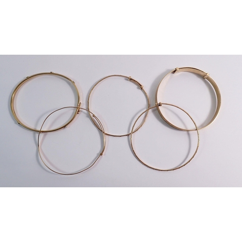 453 - Four 9 carat gold bangles, 13.8g and a 9 carat gold wider one 13.5g