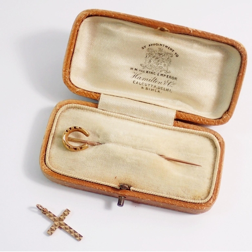 472 - An 18 carat gold horseshoe stick pin 2.3g - boxed and a 9 carat gold crucifix 0.6g