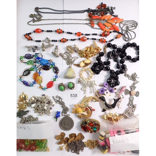 538 - A group of vintage and later costume jewellery and beads