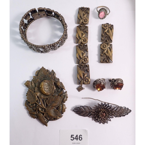 546 - A small box of costume jewellery