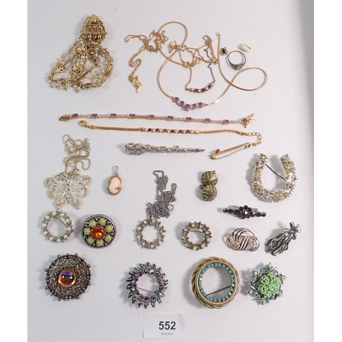 552 - A box of vintage costume jewellery