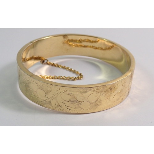 560 - A 22 carat 'gold lined' hinged bangle