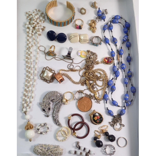 561 - Various costume jewellery