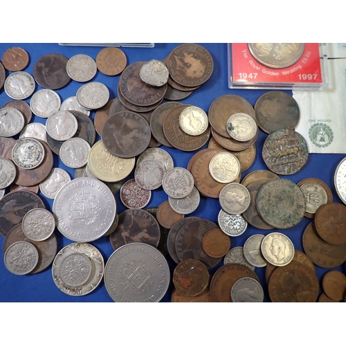 639 - A small group of British and world coins including USA Kennedy dollar 1969 .400 silver, commemorativ... 