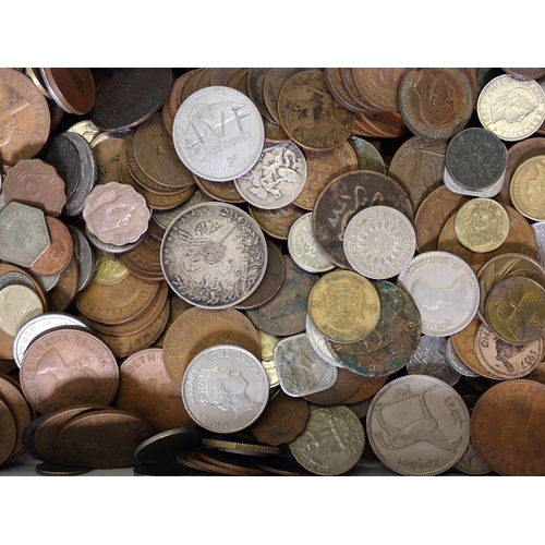 652 - A box of world coinage including British pre-decimal halfpennies and pennies Victoria - Elizabeth II... 