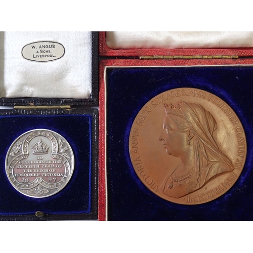 659 - A silver Queen Victoria Diamond Jubilee commemorative medal and a bronze one, both boxed