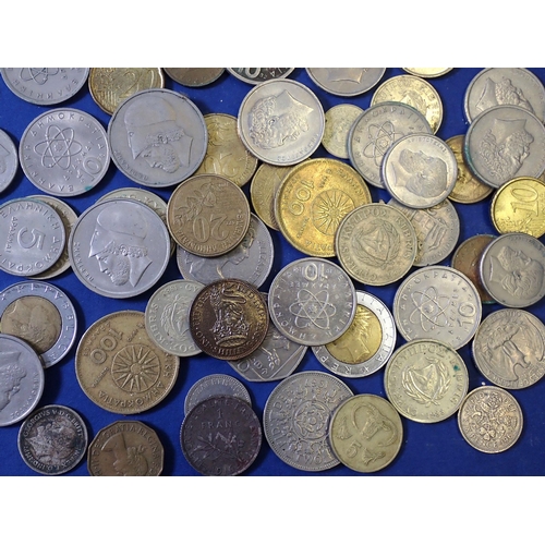 660 - A box of mainly GB coins including half pennies and commemoratives etc. plus some world