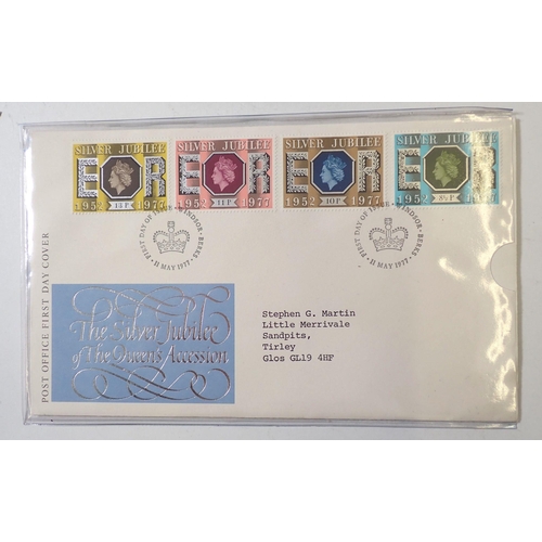 689 - A Danbury Mint Queens Silver Jubilee 1977 commemorative silver stamp/ingot with Royal Mail First day... 