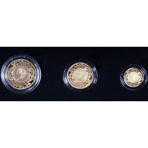 818 - An Elizabeth II New Zealand's first ever gold sovereigns prestige set including sovereign, half sove... 