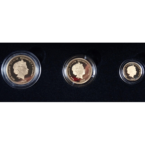 818 - An Elizabeth II New Zealand's first ever gold sovereigns prestige set including sovereign, half sove... 