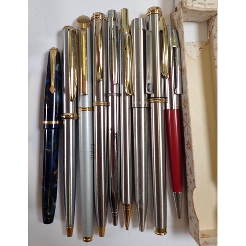 967 - A group of pens and pencils including Conway Stewart 85 fountain pen - boxed, Conway Dinkie 560, She... 