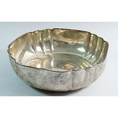 260 - A silver Italian fluted fruit bowl, 332g, 20.5cm diameter